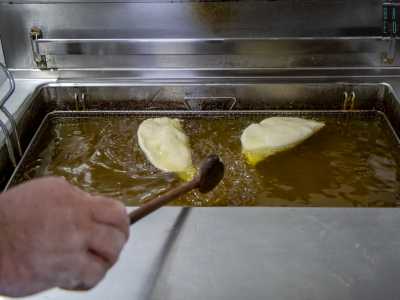 ...l� dove vengono preparati panzerotti fritti...